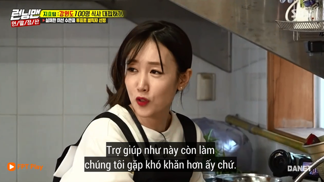 Song Ji Hyo nổi đóa vì Running Man cử 1 người không biết nấu ăn đến... phụ bếp - Ảnh 4.