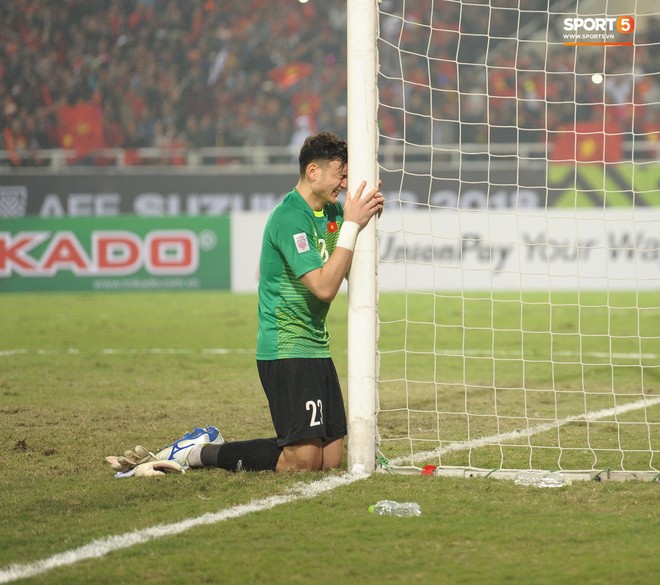 Bố của L&acirc;m T&acirc;y tiết lộ l&yacute; do con trai &ocirc;m cột dọc kh&oacute;c ngon l&agrave;nh khi v&ocirc; địch AFF Cup 2018 - Ảnh 1.