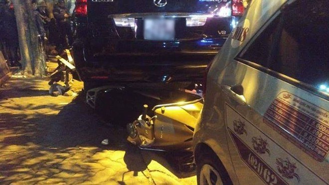 Ảnh: H&agrave;ng loạt xe m&aacute;y vỡ n&aacute;t, người bị thương nằm la liệt sau khi nữ t&agrave;i xế l&aacute;i Lexus g&acirc;y tai nạn li&ecirc;n ho&agrave;n tr&ecirc;n phố H&agrave; Nội - Ảnh 7.