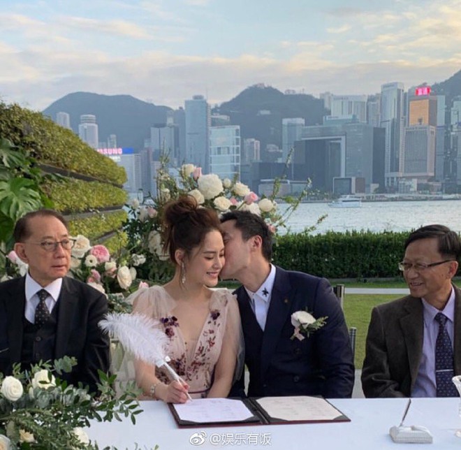 Lễ đăng ký kết hôn của Chung Hân Đồng: Ông trùm quyền lực showbiz Hong Kong ra mặt vì gà cưng - Ảnh 11.