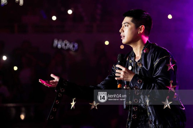 Noo Phước Thịnh lần đầu h&aacute;t live ca kh&uacute;c mới, bật kh&oacute;c khi nhận qu&agrave; sinh nhật từ fan H&agrave; Nội - Ảnh 10.