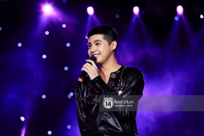 Noo Phước Thịnh lần đầu h&aacute;t live ca kh&uacute;c mới, bật kh&oacute;c khi nhận qu&agrave; sinh nhật từ fan H&agrave; Nội - Ảnh 2.