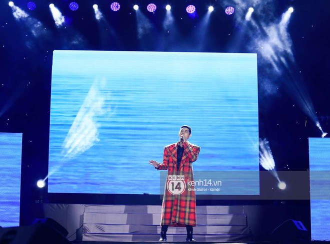 Noo Phước Thịnh lần đầu hát live ca khúc mới, bật khóc khi nhận quà sinh nhật từ fan Hà Nội - Ảnh 7.