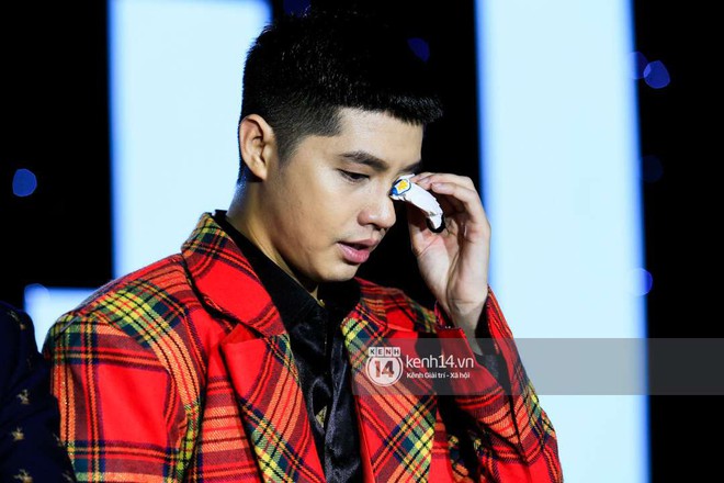 Noo Phước Thịnh lần đầu h&aacute;t live ca kh&uacute;c mới, bật kh&oacute;c khi nhận qu&agrave; sinh nhật từ fan H&agrave; Nội - Ảnh 3.