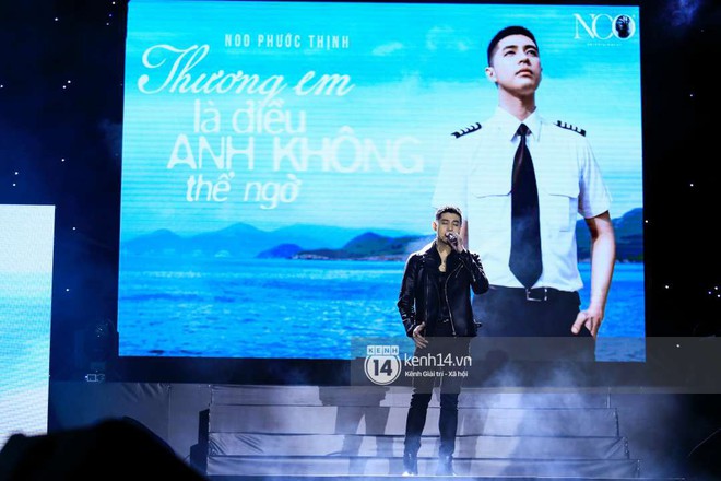 Noo Phước Thịnh lần đầu h&aacute;t live ca kh&uacute;c mới, bật kh&oacute;c khi nhận qu&agrave; sinh nhật từ fan H&agrave; Nội - Ảnh 8.