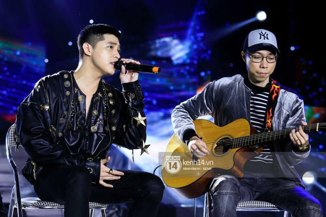 Noo Phước Thịnh lần đầu h&aacute;t live ca kh&uacute;c mới, bật kh&oacute;c khi nhận qu&agrave; sinh nhật từ fan H&agrave; Nội - Ảnh 6.