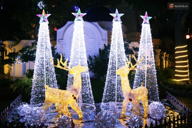 Những biệt thự triệu đô ở phố nhà giàu Sài Gòn được trang hoàng lộng lẫy như &quot;cung điện&quot; để đón Noel - Ảnh 7.