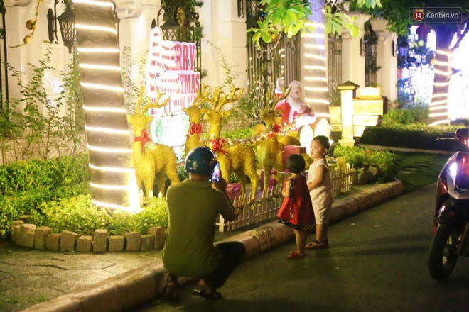 Những biệt thự triệu đô ở phố nhà giàu Sài Gòn được trang hoàng lộng lẫy như &quot;cung điện&quot; để đón Noel - Ảnh 12.