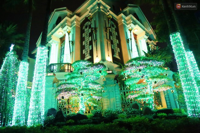 Những biệt thự triệu đô ở phố nhà giàu Sài Gòn được trang hoàng lộng lẫy như cung điện để đón Noel - Ảnh 3.