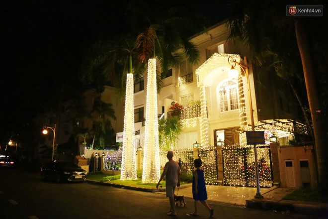 Những biệt thự triệu đô ở phố nhà giàu Sài Gòn được trang hoàng lộng lẫy như &quot;cung điện&quot; để đón Noel - Ảnh 15.