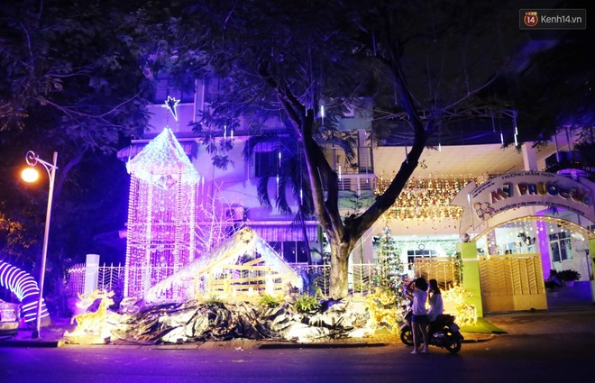 Những biệt thự triệu đô ở phố nhà giàu Sài Gòn được trang hoàng lộng lẫy như &quot;cung điện&quot; để đón Noel - Ảnh 14.