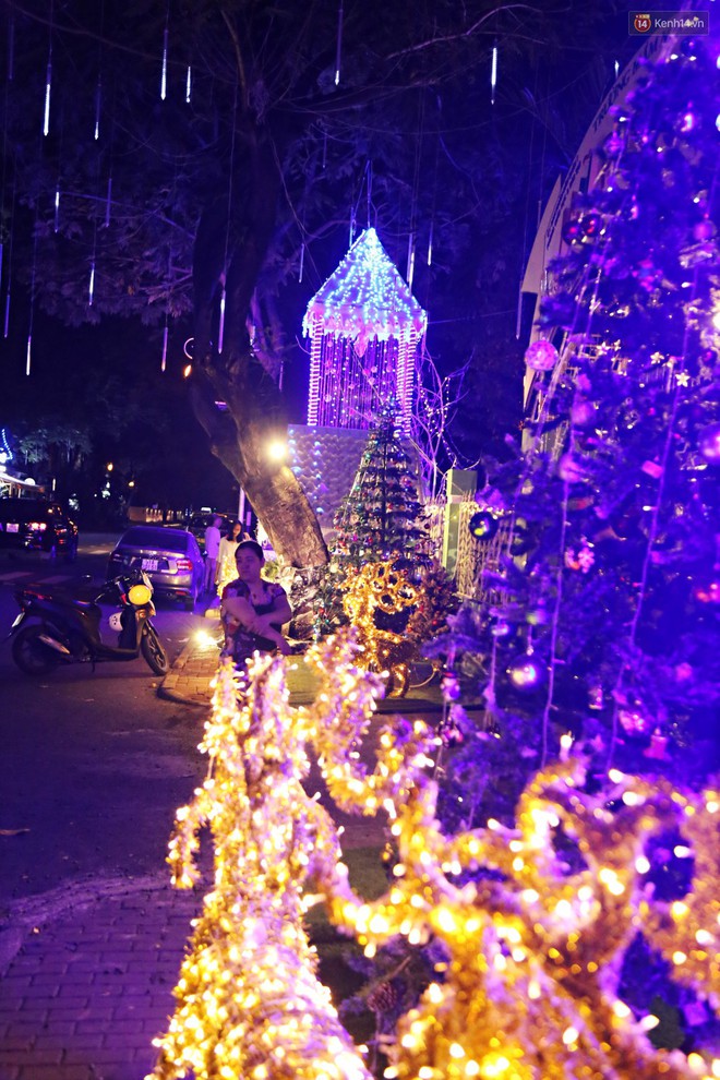 Những biệt thự triệu đô ở phố nhà giàu Sài Gòn được trang hoàng lộng lẫy như &quot;cung điện&quot; để đón Noel - Ảnh 14.