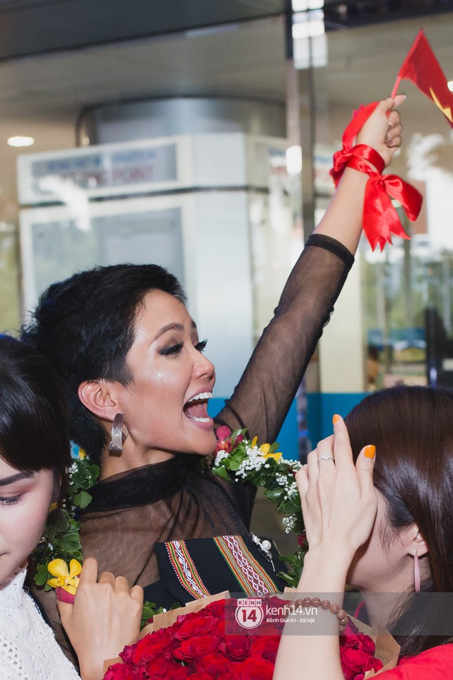 Kiêu hãnh trên đất khách, HHen Niê bật khóc tại sân bay Việt Nam sau thành tích lịch sử Top 5 Miss Universe 2018 - Ảnh 13.