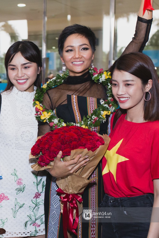 Kiêu hãnh trên đất khách, HHen Niê bật khóc tại sân bay Việt Nam sau thành tích lịch sử Top 5 Miss Universe 2018 - Ảnh 9.