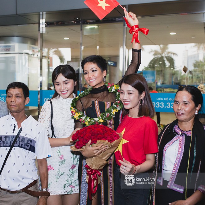 Kiêu hãnh trên đất khách, HHen Niê bật khóc tại sân bay Việt Nam sau thành tích lịch sử Top 5 Miss Universe 2018 - Ảnh 8.