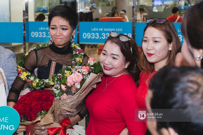 Kiêu hãnh trên đất khách, HHen Niê bật khóc tại sân bay Việt Nam sau thành tích lịch sử Top 5 Miss Universe 2018 - Ảnh 4.