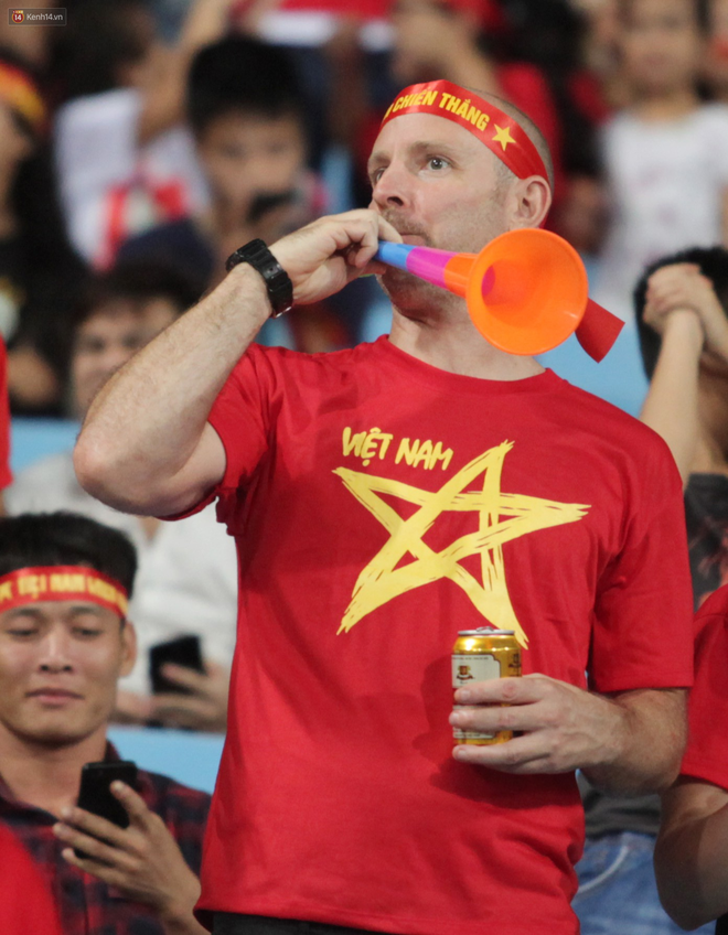 Chiến dịch nói không với kèn vuvuzela: Đại diện LĐBĐ Việt Nam tiết lộ lý do chưa nghĩ đến việc cấm món đồ tạo ra thứ âm thanh nhức óc này - Ảnh 2.