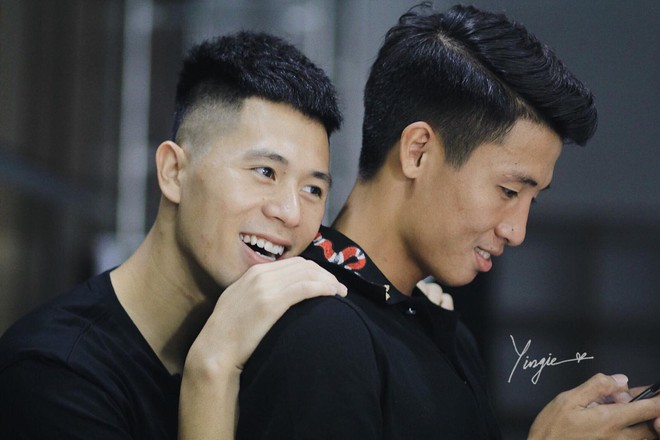 Kho&aacute;c tay, dựa vai, &ocirc;m từ ph&iacute;a sau: Đến non-fan xem xong loạt khoảnh khắc n&agrave;y cũng phải đổ cặp bạn th&acirc;n Tư Dũng - Trọng ỉn - Ảnh 1.