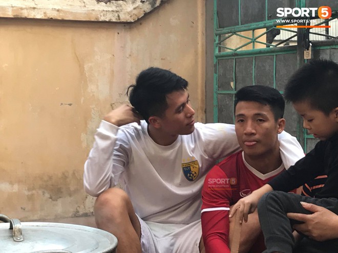 Đình Trọng, Bùi Tiến Dũng đến nhà Duy Mạnh trước Asian Cup 2019 - Ảnh 7.
