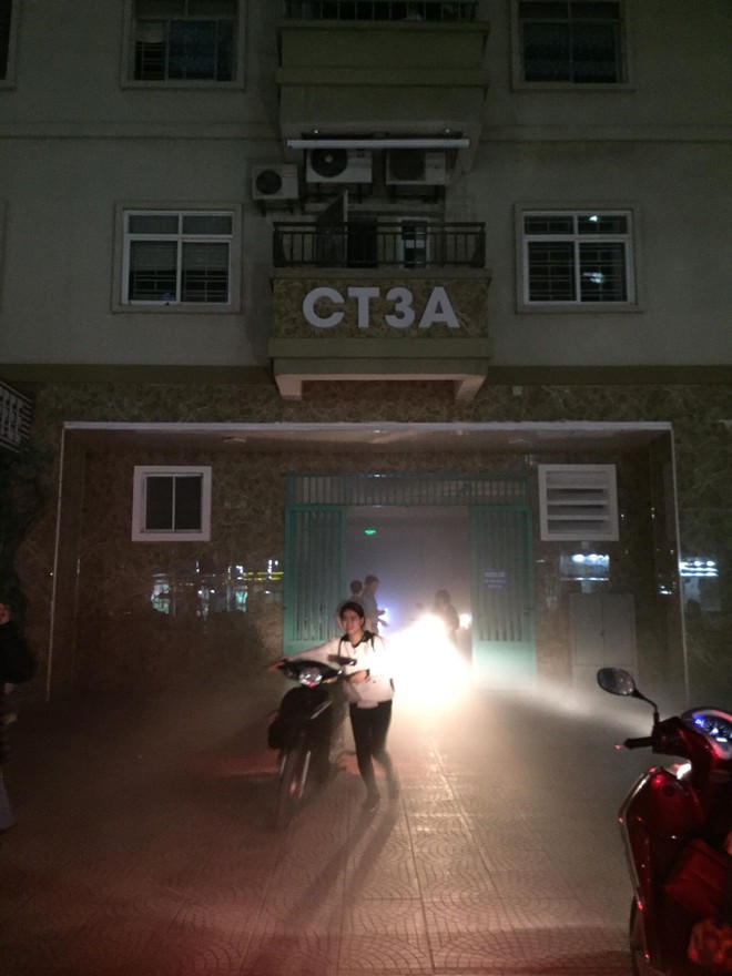 Cháy phòng kỹ thuật điện chung cư ở Hà Nội, người dân hoảng sợ dắt xe tháo chạy - Ảnh 1.