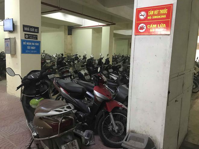Ch&aacute;y ph&ograve;ng kỹ thuật điện chung cư ở H&agrave; Nội, người d&acirc;n hoảng sợ dắt xe th&aacute;o chạy - Ảnh 2.