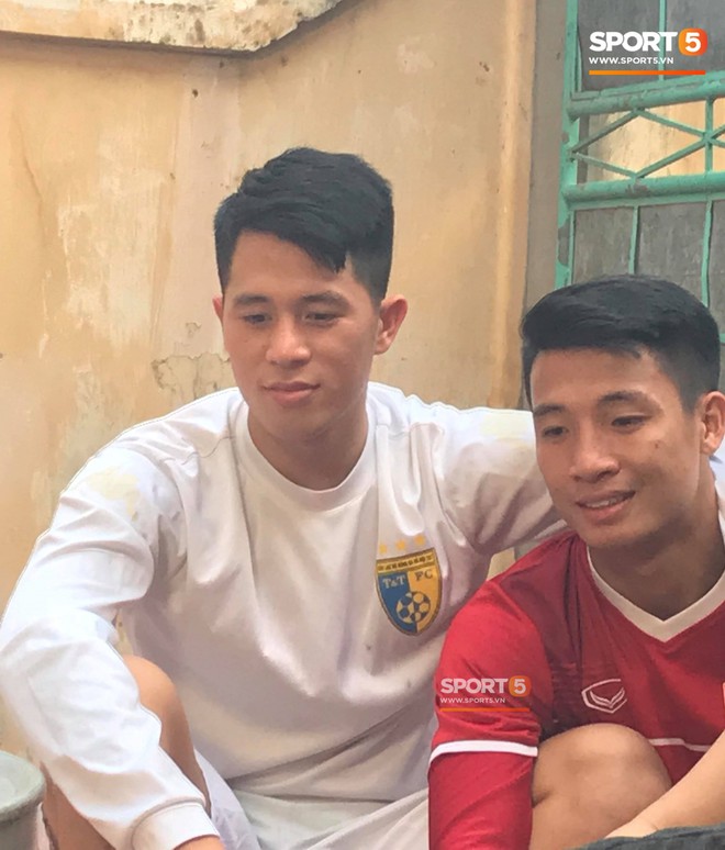 Đình Trọng, Bùi Tiến Dũng đến nhà Duy Mạnh trước Asian Cup 2019 - Ảnh 5.