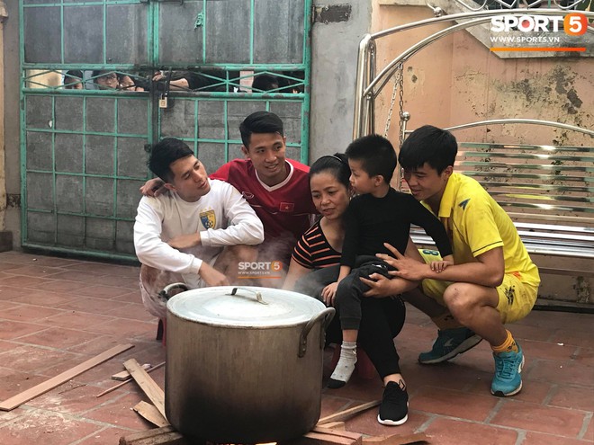Đình Trọng, Bùi Tiến Dũng đến nhà Duy Mạnh trước Asian Cup 2019 - Ảnh 8.