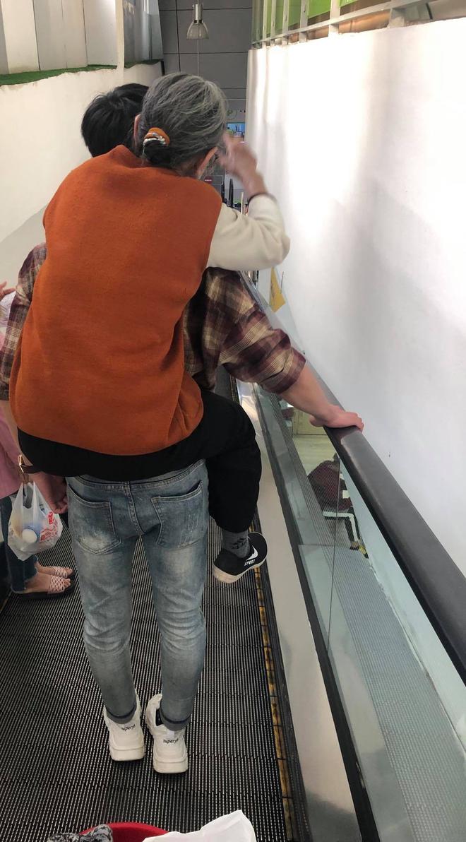 H&igrave;nh ảnh ch&agrave;ng trai trẻ c&otilde;ng b&agrave; đi cầu thang m&aacute;y c&ugrave;ng lời hỏi thăm B&agrave; sợ &agrave;? Ch&aacute;u c&otilde;ng nha khiến nhiều người ấm l&ograve;ng - Ảnh 2.