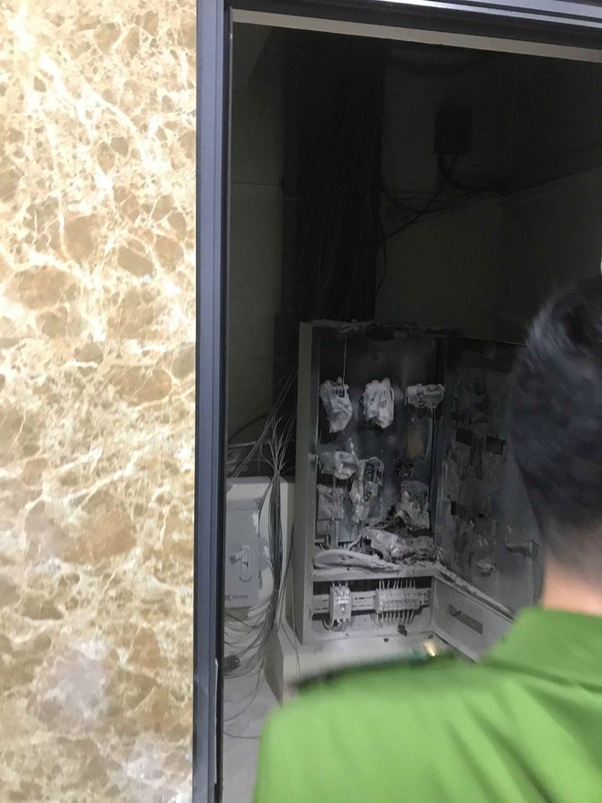Cháy phòng kỹ thuật điện chung cư ở Hà Nội, người dân hoảng sợ dắt xe tháo chạy - Ảnh 3.