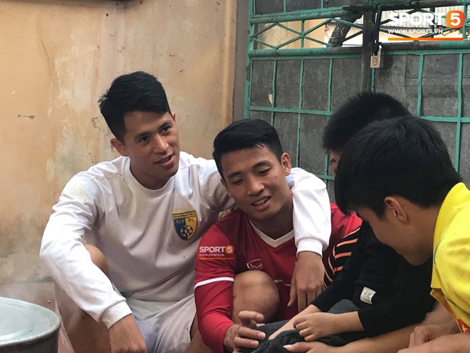 Đình Trọng, Bùi Tiến Dũng đến nhà Duy Mạnh trước Asian Cup 2019 - Ảnh 6.