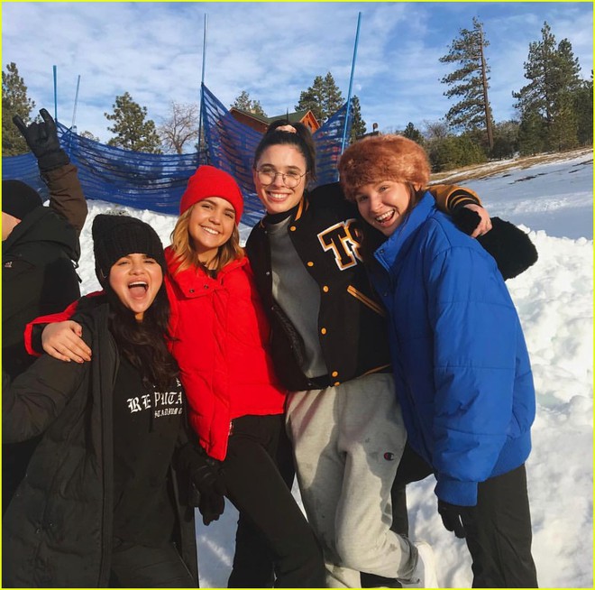 Selena Gomez ch&iacute;nh thức lộ diện sau thời gian điều trị t&acirc;m thần, c&ograve;n mặc &aacute;o ủng hộ bạn th&acirc;n Taylor Swift - Ảnh 5.