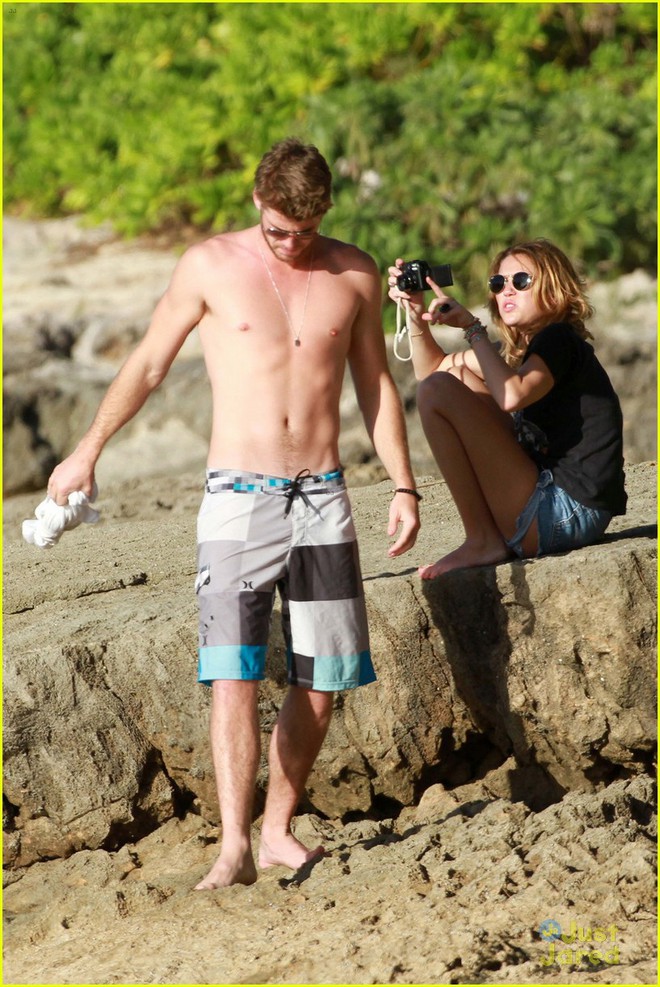 Miley Cyrus hồn nhiên khoe Liam Hemsworth 10 điểm ở mọi mặt, đặc biệt là khoản... giường chiếu - Ảnh 1.
