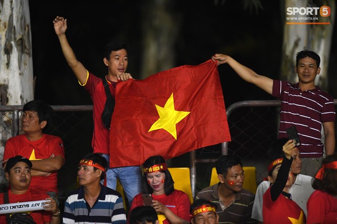AFF Cup 2018: Hàng trăm CĐV Việt Nam sang Philippines ngay trước thềm trận bán kết của đội tuyển Việt Nam - Ảnh 2.
