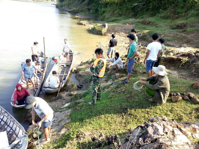 Rủ nhau ra bờ sông chơi, 2 em nhỏ mất tích nghi bị đuối nước  - Ảnh 1.