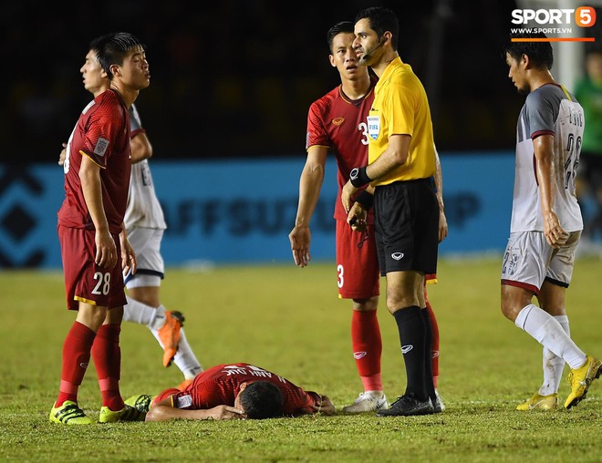 Những pha bóng cực rắn của cầu thủ Philippines nhắm vào cầu thủ Việt Nam tại bán kết AFF Cup 2018 - Ảnh 4.