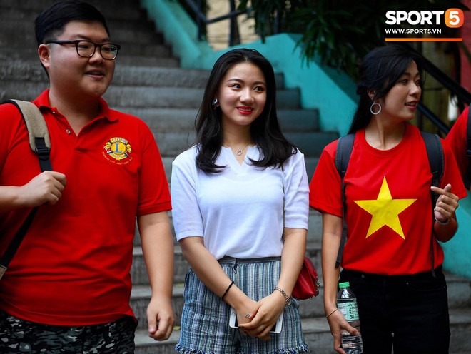 Những CĐV nữ xinh đẹp khiến trận bán kết lượt đi giữa Việt Nam - Philippines trở nên sôi động hơn bao giờ hết - Ảnh 9.