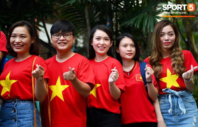 Những CĐV nữ xinh đẹp khiến trận bán kết lượt đi giữa Việt Nam - Philippines trở nên sôi động hơn bao giờ hết - Ảnh 10.