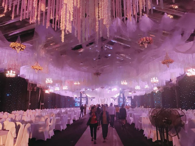 Siêu đám cưới ở Thái Nguyên trang trí hết 4 tỷ đồng với hơn 13.000 bông hoa tươi nhập khẩu thu hút nghìn người tới chụp ảnh - Ảnh 8.