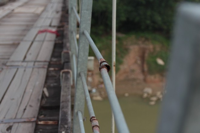 Cầu treo mục nát, lan can rơi rụng ở Nghệ An đe dọa người đi đường - Ảnh 3.