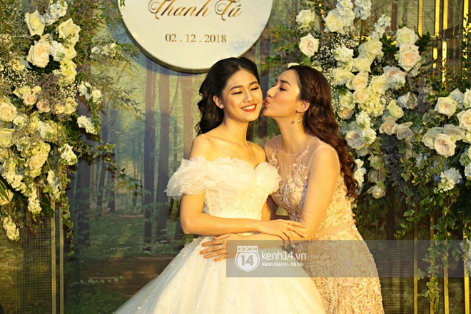 Đ&aacute;m cưới &Aacute; hậu Thanh T&uacute;: An ninh thắt chặt, c&ocirc; d&acirc;u tay trong tay h&ocirc;n phu đại gia lộ diện - Ảnh 3.