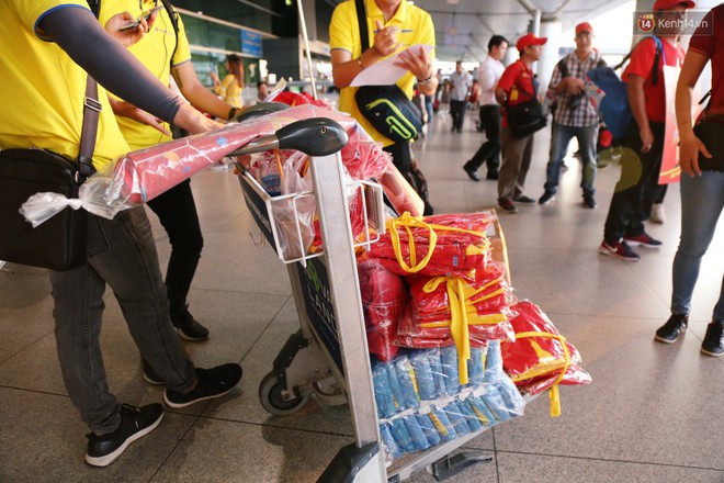 Dàn hotgirl cùng hàng trăm CĐV Việt “nhuộm đỏ” sân bay trước khi sang Philippines “tiếp lửa” thầy trò HLV Park Hang Seo - Ảnh 2.