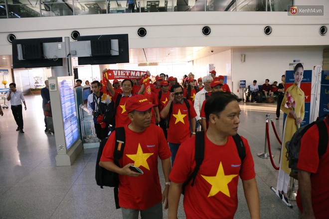 Dàn hotgirl cùng hàng trăm CĐV Việt “nhuộm đỏ” sân bay trước khi sang Philippines “tiếp lửa” thầy trò HLV Park Hang Seo - Ảnh 3.