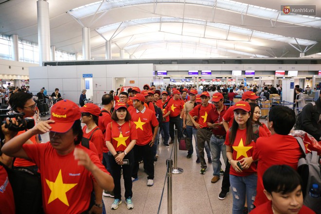 Dàn hotgirl cùng hàng trăm CĐV Việt “nhuộm đỏ” sân bay trước khi sang Philippines “tiếp lửa” thầy trò HLV Park Hang Seo - Ảnh 4.