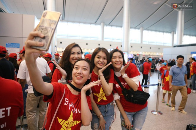 Những CĐV nữ xinh đẹp khiến trận bán kết lượt đi giữa Việt Nam - Philippines trở nên sôi động hơn bao giờ hết - Ảnh 12.