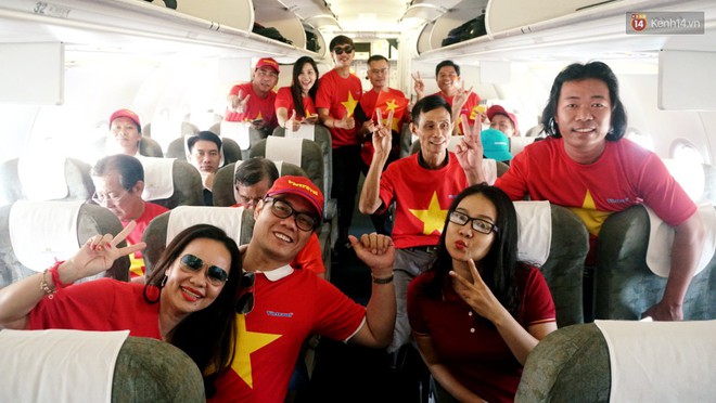 Dàn hotgirl cùng hàng trăm CĐV Việt “nhuộm đỏ” sân bay trước khi sang Philippines “tiếp lửa” thầy trò HLV Park Hang Seo - Ảnh 14.