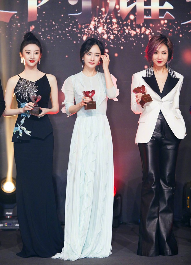 Stylist của Dương Mịch bị fan đ&ograve;i đuổi việc v&igrave; v&ocirc; tr&aacute;ch nhiệm, để c&ocirc; diện đồ lỗi mốt so với Địch Lệ Nhiệt Ba, Angela Baby&hellip; - Ảnh 1.