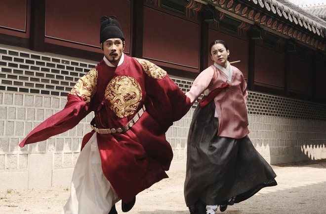Yeo Jin Goo hóa chàng hề nhảy xuất quỉ nhập thần trong teaser The Crowned Clown bản truyền hình - Ảnh 9.