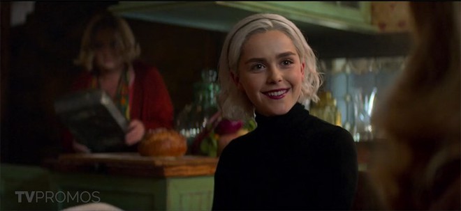 Cô phù thuỷ nhỏ Sabrina bất ngờ tung trailer mùa 2, hé lộ ngày lên sóng Netflix  - Ảnh 3.