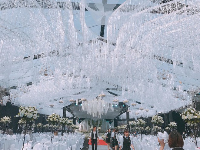 Siêu đám cưới ở Thái Nguyên trang trí hết 4 tỷ đồng với hơn 13.000 bông hoa tươi nhập khẩu thu hút nghìn người tới chụp ảnh - Ảnh 4.