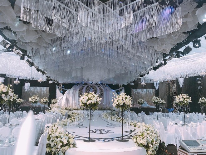 Siêu đám cưới ở Thái Nguyên trang trí hết 4 tỷ đồng với hơn 13.000 bông hoa tươi nhập khẩu thu hút nghìn người tới chụp ảnh - Ảnh 1.